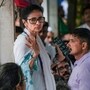 কলকাতার ধরনার জায়গায় মমতা বন্দ্যোপাধ্যায়। (ছবি সৌজন্যে পিটিআই)