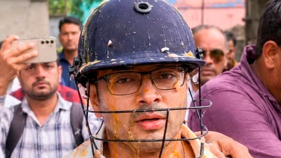 সিআইডি-র জারি করা নোটিস খারিজের আবেদন জানানোর পাশাপাশি তাঁকে যাতে গ্রেফতার না করা হয়, সেই মর্মেও আদালতের কাছে রক্ষাকবচ চেয়েছেন অভিষেক (PTI)