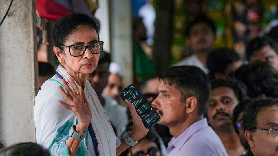 কলকাতার ধরনার জায়গায় মমতা বন্দ্যোপাধ্যায়। (ছবি সৌজন্যে পিটিআই)