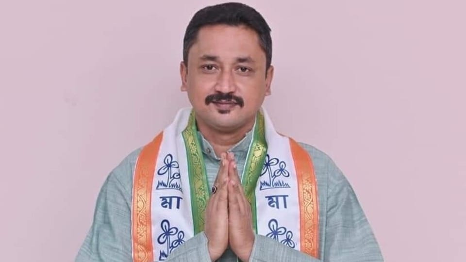 তোলাবাজির অভিযোগে কলকাতা পুরসভার ১০৬ নম্বর ওয়ার্ডের তৃণমূল কাউন্সিলর অরিজিৎ দাস ঠাকুরকে গ্রেফতার করেছে পুলিশ।