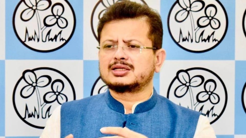 প্রায় ৬০ জন বিধায়কের স্বাক্ষরযুক্ত একটি চিঠি নিয়ে বিধানসভায় হাজির হয়েছেন তৃণমূল বিধায়ক ঋতব্রত বন্দ্যোপাধ্যায়।