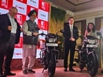 Hero HF Deluxe Flex Fuel is powered by the same engine as the standard version of the bike, but comes with upgraded technology to be compatible with E85 petrol.