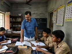 সরকারি স্কুলের শিক্ষকদের প্রাইভেট টিউশনি রুখতে কড়া পদক্ষেপ সরকারের। (ছবিটি প্রতীকী, সৌজন্যে Nano Banana)