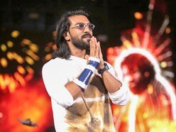 పెద్ది సినిమా ఈవెంట్​లో రామ్​చరణ్ తేజ..