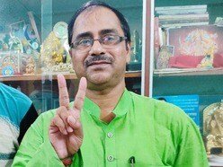তিলক চক্রবর্তীর বিরুদ্ধে আর্থিক লেনদেন সংক্রান্ত একাধিক অভিযোগ উঠেছে