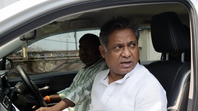 অভিযোগ, এন্টালির প্রাক্তন বিধায়ক স্বর্ণকমল সাহা ও বর্তমান বিধায়ক অর্থাৎ তাঁর ছেলে সন্দীপন সাহা নাকি তোলাবাজি, জোর করে জমি হাতিয়ে নেওয়া, দুর্নীতি, হুমকি দেওয়ার মতো ঘটনায় যুক্ত ছিলেন। (Saikat paul) অভিযোগ, এন্টালির প্রাক্তন বিধায়ক স্বর্ণকমল সাহা ও বর্তমান বিধায়ক অর্থাৎ তাঁর ছেলে সন্দীপন সাহা নাকি তোলাবাজি, জোর করে জমি হাতিয়ে নেওয়া, দুর্নীতি, হুমকি দেওয়ার মতো ঘটনায় যুক্ত ছিলেন। (Saikat paul)