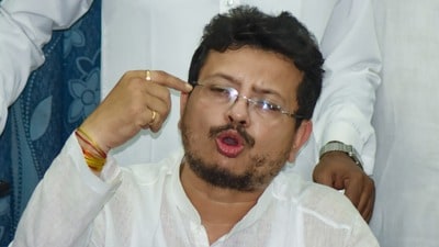 టీఎంసీ నుంచి బహిష్కరణకు గురైన ఎమ్మెల్యే రితబ్రత బెనర్జీ నేతృత్వంలో 58 మంది ఎమ్మెల్యేల తిరుగుబాటు (Utpal Sarkar ) టీఎంసీ నుంచి బహిష్కరణకు గురైన ఎమ్మెల్యే రితబ్రత బెనర్జీ నేతృత్వంలో 58 మంది ఎమ్మెల్యేల తిరుగుబాటు (Utpal Sarkar )