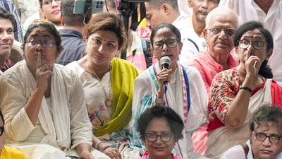 প্রাক্তন মুখ্যমন্ত্রী মমতা বন্দ্যোপাধ্যায়ের বিরুদ্ধে উস্কানিমূলক বক্তব্য দেওয়ার অভিযোগে শিলিগুড়ি সাইবার ক্রাইম থানায় অভিযোগ দায়ের করা হয়েছে। (PTI) প্রাক্তন মুখ্যমন্ত্রী মমতা বন্দ্যোপাধ্যায়ের বিরুদ্ধে উস্কানিমূলক বক্তব্য দেওয়ার অভিযোগে শিলিগুড়ি সাইবার ক্রাইম থানায় অভিযোগ দায়ের করা হয়েছে। (PTI)