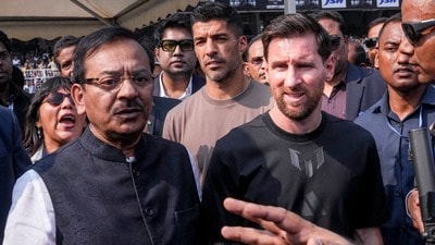 মেসির পাশে অরূপ বিশ্বাস। (ফাইল ছবি, সৌজন্যে পিটিআই) মেসির পাশে অরূপ বিশ্বাস। (ফাইল ছবি, সৌজন্যে পিটিআই)