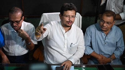 মমতার চেয়ারে বসতে আপত্তি ঋতব্রতর, চাইলেন সূর্যকান্তর পুরনো চেয়ার (Hindustan Times) মমতার চেয়ারে বসতে আপত্তি ঋতব্রতর, চাইলেন সূর্যকান্তর পুরনো চেয়ার (Hindustan Times)
