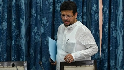 বিধানসভায় বিরোধী দলনেতা হিসেবে স্বীকৃতি পাওয়ার পর রাজনৈতিকভাবে আরও গুরুত্বপূর্ণ হয়ে উঠছেন ঋতব্রত বন্দ্যোপাধ্যায়। (Hindustan Times) বিধানসভায় বিরোধী দলনেতা হিসেবে স্বীকৃতি পাওয়ার পর রাজনৈতিকভাবে আরও গুরুত্বপূর্ণ হয়ে উঠছেন ঋতব্রত বন্দ্যোপাধ্যায়। (Hindustan Times)