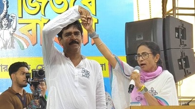 ভোটের প্রচারে মমতা বন্দ্যোপাধ্যায়ের সঙ্গে শওকত মোল্লা। (ফাইল ছবি, সৌজন্যে ফেসবুক) ভোটের প্রচারে মমতা বন্দ্যোপাধ্যায়ের সঙ্গে শওকত মোল্লা। (ফাইল ছবি, সৌজন্যে ফেসবুক)