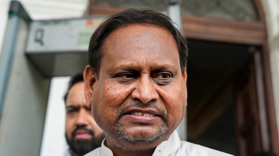আম জনতা উন্নয়ন পার্টির বিধায়ক হুমায়ুন কবিরকে দেওয়া কেন্দ্রীয় নিরাপত্তা প্রত্যাহার করে নেওয়ার সিদ্ধান্ত নিয়েছে কেন্দ্রীয় স্বরাষ্ট্র মন্ত্রক। (PTI)