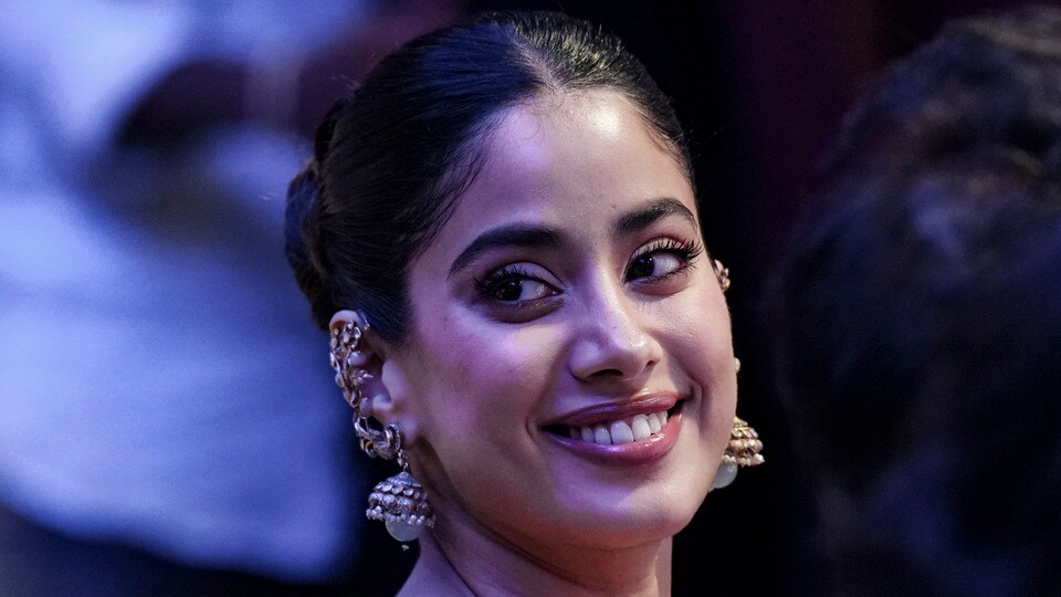 খালি পায়ে ৩,৫৫০ সিঁড়ি ভেঙে তিরুপতি দর্শনে জাহ্নবী! কীসের জন্য এই কঠিন ব্রত? (PTI)