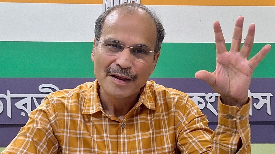 তৃণমূল কর্মীদের কংগ্রেসের পতাকার তলায় আসার ডাক দেন অধীর (PTI)