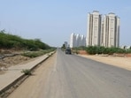 As per GMDA officials, the service roads on both sides of the Dwarka expressway will provide enhanced access to commuters living in the adjoining residential sectors and provide safer access to residents along the corridor. (Parveen Kumar/HT)