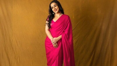 <p>విద్యా బాలన్.. క్లాసీ ఎలిగాన్స్: మరోవైపు విద్యా బాలన్ చీరకట్టు భారతీయ గృహిణులకు, ఉద్యోగినులకు ఎంతో దగ్గరగా ఉంటుంది. చేనేత వస్త్రాలకు విద్యా బాలన్ ఒక రకంగా బ్రాండ్ అంబాసిడర్గా మారారు. కాటన్, లినెన్, సింపుల్ ఖాదీ చీరలలో ఆమె కనిపించే తీరు అద్భుతం. మన తెలుగు రాష్ట్రాల గద్వాల, పోచంపల్లి, మంగళగిరి చేనేత చీరలను తలపించేలా ఆమె కట్టుకునే శైలి మధ్యతరగతి మహిళలకు అమితంగా నచ్చుతుంది. ఆడంబరాలకు పోకుండా, సహజ సిద్ధమైన రూపురేఖలతో ఎంతో ప్రశాంతంగా, గౌరవప్రదంగా కనిపించడం విద్యా బాలన్ ప్రత్యేకత.<br> </p> <p>విద్యా బాలన్.. క్లాసీ ఎలిగాన్స్: మరోవైపు విద్యా బాలన్ చీరకట్టు భారతీయ గృహిణులకు, ఉద్యోగినులకు ఎంతో దగ్గరగా ఉంటుంది. చేనేత వస్త్రాలకు విద్యా బాలన్ ఒక రకంగా బ్రాండ్ అంబాసిడర్గా మారారు. కాటన్, లినెన్, సింపుల్ ఖాదీ చీరలలో ఆమె కనిపించే తీరు అద్భుతం. మన తెలుగు రాష్ట్రాల గద్వాల, పోచంపల్లి, మంగళగిరి చేనేత చీరలను తలపించేలా ఆమె కట్టుకునే శైలి మధ్యతరగతి మహిళలకు అమితంగా నచ్చుతుంది. ఆడంబరాలకు పోకుండా, సహజ సిద్ధమైన రూపురేఖలతో ఎంతో ప్రశాంతంగా, గౌరవప్రదంగా కనిపించడం విద్యా బాలన్ ప్రత్యేకత.<br> </p>