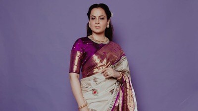 <p>కంగనా రనౌత్.. రాయల్ శారీ గేమ్: కంగనా రనౌత్ చీర కడితే ఆ లుక్కే వేరుగా ఉంటుంది. ఆమె ఎంపిక చేసుకునే శారీలు పక్కా రాయల్ వైబ్ను ఇస్తాయి. కాంచీపురం పట్టు చీరలు, హెవీ జరి బోర్డర్ డిజైన్లు, సాంప్రదాయ బనారసీ నేత వస్త్రాలను ఆమె ఎక్కువగా ఇష్టపడతారు. ఎయిర్పోర్ట్ లుక్ అయినా, పెద్ద అంతర్జాతీయ ఈవెంట్ అయినా కంగనా హెవీ సిల్క్ శారీలలో రాణిలా మెరిసిపోతుంటారు. వింటేజ్ హెయిర్ స్టైల్స్, ఐకానిక్ సన్ గ్లాసెస్తో ఆమె క్రియేట్ చేసే స్టైల్ స్టేట్మెంట్ సోషల్ మీడియాలో ఎప్పుడూ హాట్ టాపిక్గా మారుతుంది.<br>ది.</p> <p>కంగనా రనౌత్.. రాయల్ శారీ గేమ్: కంగనా రనౌత్ చీర కడితే ఆ లుక్కే వేరుగా ఉంటుంది. ఆమె ఎంపిక చేసుకునే శారీలు పక్కా రాయల్ వైబ్ను ఇస్తాయి. కాంచీపురం పట్టు చీరలు, హెవీ జరి బోర్డర్ డిజైన్లు, సాంప్రదాయ బనారసీ నేత వస్త్రాలను ఆమె ఎక్కువగా ఇష్టపడతారు. ఎయిర్పోర్ట్ లుక్ అయినా, పెద్ద అంతర్జాతీయ ఈవెంట్ అయినా కంగనా హెవీ సిల్క్ శారీలలో రాణిలా మెరిసిపోతుంటారు. వింటేజ్ హెయిర్ స్టైల్స్, ఐకానిక్ సన్ గ్లాసెస్తో ఆమె క్రియేట్ చేసే స్టైల్ స్టేట్మెంట్ సోషల్ మీడియాలో ఎప్పుడూ హాట్ టాపిక్గా మారుతుంది.<br>ది.</p>