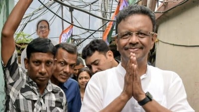 মেয়র পদ থেকে পদত্যাগ করে আবেগঘন ফিরহাদ হাকিম (Utpal Sarkar) মেয়র পদ থেকে পদত্যাগ করে আবেগঘন ফিরহাদ হাকিম (Utpal Sarkar)