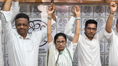 সই জালিয়াতির অভিযোগে চলা তদন্তে এবার জিজ্ঞাসাবাদ করা হল রাজ্যের প্রাক্তন মন্ত্রী তথা কলকাতার মেয়র ফিরহাদ হাকিমকে। (Hindustan Times) সই জালিয়াতির অভিযোগে চলা তদন্তে এবার জিজ্ঞাসাবাদ করা হল রাজ্যের প্রাক্তন মন্ত্রী তথা কলকাতার মেয়র ফিরহাদ হাকিমকে। (Hindustan Times)