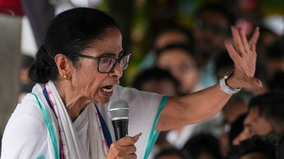 ‘অখিল ভারত হিন্দু মহাসভা’ নামে একটি সংগঠন মমতার বিরুদ্ধে কলকাতা পুলিশের লালবাজার সাইবার ক্রাইম শাখায় লিখিত অভিযোগ দায়ের করেছে। (PTI) ‘অখিল ভারত হিন্দু মহাসভা’ নামে একটি সংগঠন মমতার বিরুদ্ধে কলকাতা পুলিশের লালবাজার সাইবার ক্রাইম শাখায় লিখিত অভিযোগ দায়ের করেছে। (PTI)