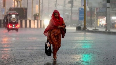 শুক্রবার ভোর থেকেই কলকাতায় ঝড়-বৃষ্টির সূচনা হওয়ায় কিছুটা স্বস্তি ফিরেছে। (PTI) শুক্রবার ভোর থেকেই কলকাতায় ঝড়-বৃষ্টির সূচনা হওয়ায় কিছুটা স্বস্তি ফিরেছে। (PTI)