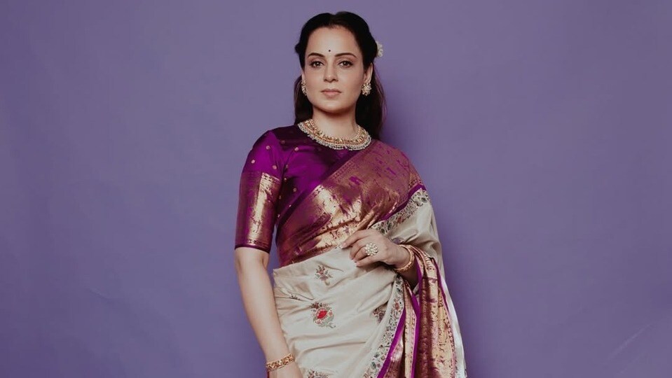 <p>కంగనా రనౌత్.. రాయల్ శారీ గేమ్: కంగనా రనౌత్ చీర కడితే ఆ లుక్కే వేరుగా ఉంటుంది. ఆమె ఎంపిక చేసుకునే శారీలు పక్కా రాయల్ వైబ్‌ను ఇస్తాయి. కాంచీపురం పట్టు చీరలు, హెవీ జరి బోర్డర్ డిజైన్లు, సాంప్రదాయ బనారసీ నేత వస్త్రాలను ఆమె ఎక్కువగా ఇష్టపడతారు. ఎయిర్‌పోర్ట్ లుక్ అయినా, పెద్ద అంతర్జాతీయ ఈవెంట్ అయినా కంగనా హెవీ సిల్క్ శారీలలో రాణిలా మెరిసిపోతుంటారు. వింటేజ్ హెయిర్ స్టైల్స్, ఐకానిక్ సన్ గ్లాసెస్‌తో ఆమె క్రియేట్ చేసే స్టైల్ స్టేట్‌మెంట్ సోషల్ మీడియాలో ఎప్పుడూ హాట్ టాపిక్‌గా మారుతుంది.<br>ది.</p>