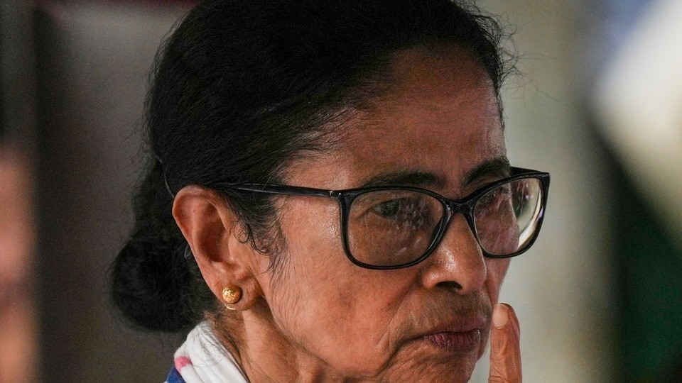 ইন্ডিয়া জোটের বৈঠকের দিনই তৃণমূল কংগ্রেসে সম্ভাব্য ভাঙন নিয়ে জল্পনা তুঙ্গে। (PTI)