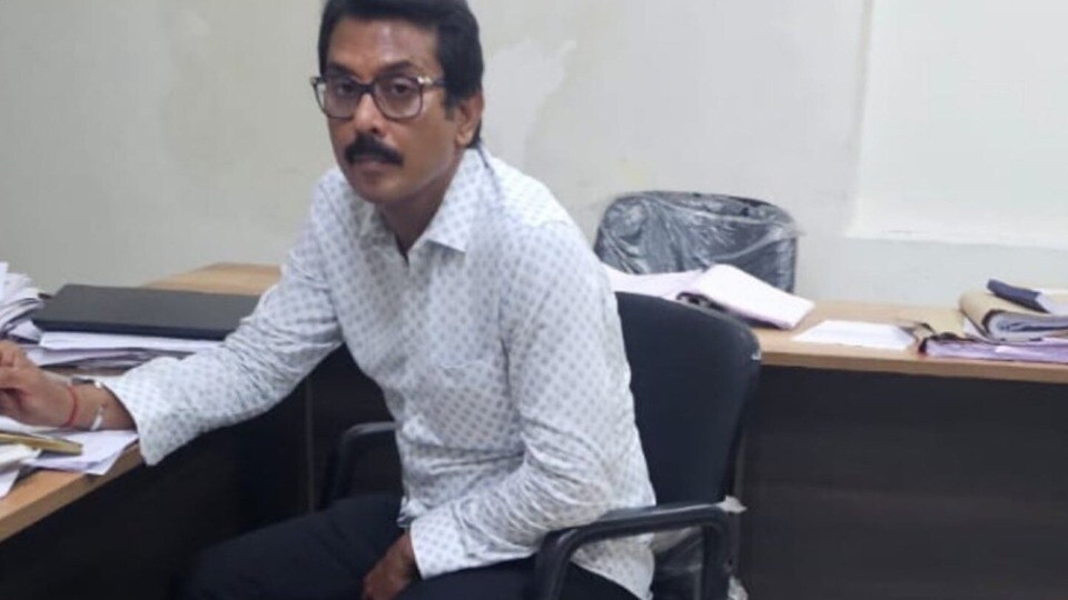 টলিউডের প্রযোজক ও সংগঠক স্বরূপ বিশ্বাসকে গ্রেপ্তার করার পর বিষয়টি নিয়ে সরব হলেন পঞ্চায়েতমন্ত্রী দিলীপ ঘোষ।