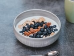 Greek yoghurt with nuts is nutritionally rich, making it to be a suitable option for people with thyroid. 