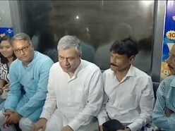 কেন্দ্রীয় রেলমন্ত্রী অশ্বিনী বৈষ্ণব কলকাতায় এসে মেট্রো চাপলেন। 