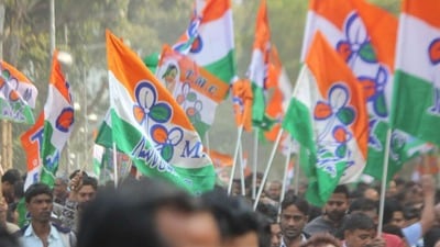 দলীয় বৈঠকে অনুপস্থিত থাকার কারণ ব্যাখ্যা করতে গিয়ে তৃণমূল সাংসদকে নাকি নিজের অসুস্থ ছেলের হাসপাতালের বেডে শুয়ে থাকার ছবি পাঠাতে হয়েছে। দলীয় বৈঠকে অনুপস্থিত থাকার কারণ ব্যাখ্যা করতে গিয়ে তৃণমূল সাংসদকে নাকি নিজের অসুস্থ ছেলের হাসপাতালের বেডে শুয়ে থাকার ছবি পাঠাতে হয়েছে।