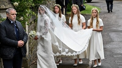 Harriet Sperling arrives for her wedding with Princess Anne's son Peter Phillips, accompanied by the bridesmaids, her daughter Georgina and Peter Phillips' daughters Savannah and Isla, at All Saints' Church in Kemble, Cirencester, Britain, June 6, 2026. REUTERS/Dylan Martinez (REUTERS)