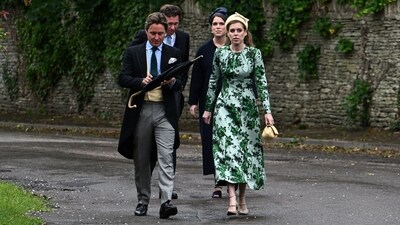 Britain's Princess Beatrice and Princess Eugenie arrive to attend the wedding of Princess Anne's son, Peter Phillips and Harriet Sperling at All Saints' Church in Kemble, Cirencester, Britain, June 6, 2026. REUTERS/Dylan Martinez (REUTERS)