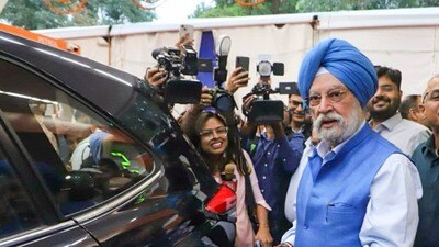 పెట్రోల్ బంకులో హర్దీప్ సింగ్ పూరి (PTI) పెట్రోల్ బంకులో హర్దీప్ సింగ్ పూరి (PTI)