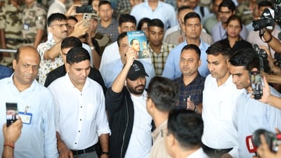 ఢిల్లీ ఎయిర్ పోర్టులో అభిజీత్ దిప్కే (REUTERS)