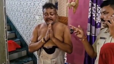 ঘটনায় আক্রান্ত হয়েছেন এক কাউন্সিলার, তাঁর পরিবারের সদস্য এবং পুরপ্রধানের ঘনিষ্ঠ এক তৃণমূল কর্মী।