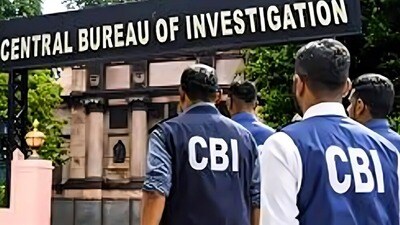 শুক্রবার শিয়ালদহ আদালতে উপস্থিত হয়ে নির্যাতিতার বাবা সিবিআইয়ের আইনজীবী ও তদন্তকারী অফিসারের বিরুদ্ধে একাধিক গুরুতর অভিযোগ তোলেন।