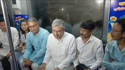 কেন্দ্রীয় রেলমন্ত্রী অশ্বিনী বৈষ্ণব কলকাতায় এসে মেট্রো চাপলেন।