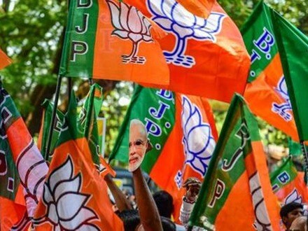  মানুষের সঙ্গে সংযোগ বজায় রাখার বার্তা দিলেন আলিপুরদুয়ারের কুমারগ্রামের বিধায়ক তথা রাজ্যের পূর্ণমন্ত্রী মনোজকুমার ওঁরাও এবং ফালাকাটার বিধায়ক তথা পূর্ণমন্ত্রী দীপক বর্মন।