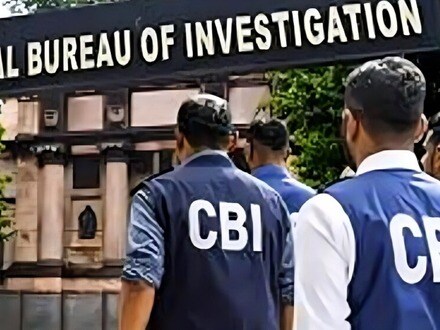 শুক্রবার শিয়ালদহ আদালতে উপস্থিত হয়ে নির্যাতিতার বাবা সিবিআইয়ের আইনজীবী ও তদন্তকারী অফিসারের বিরুদ্ধে একাধিক গুরুতর অভিযোগ তোলেন। 