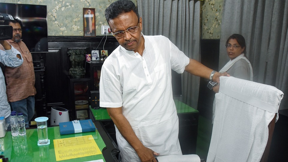 পৌর ও নগরোন্নয়ন দফতর কলকাতা পুরসভার ১৯৮০ সালের আইনের ১১৭(১) ধারা অনুযায়ী পুর কমিশনারকে নোটিশ পাঠিয়ে বোর্ড ভাঙার প্রক্রিয়া শুরু করার নির্দেশ দিয়েছে। (sudipta banerjee)