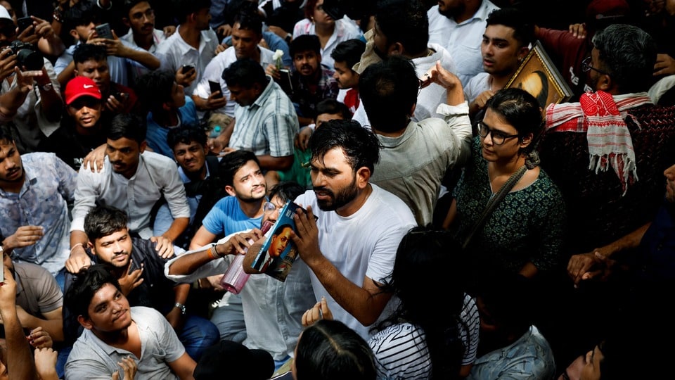<p>కాక్రోచ్​ జనతాా పార్టీ పిలుపునిచ్చిన నిరసనల్లో పాల్గొనేందుకు దిల్లీలోని జంతర్​ మంతర్​ వద్దకు వేలాదిగా ప్రజలు తరలివెళుతున్నారు. ఈ నేపథ్యంలో నిరసనకారులకు సీజేపీ ఫౌండర్​ అభిజీత్ దీప్కే కీలక విజ్ఞప్తి చేశారు. శాంతియుతంగా నిరసనలు చేపట్టాలని పిలుపునిచ్చారు. కేంద్ర విద్యాశాఖ మంత్రి ధర్మేంద్ర ప్రధాన్ రాజీనామాకు శాంతియుతంగా డిమాండ్​ చేయాలన్నారు.</p>(REUTERS)