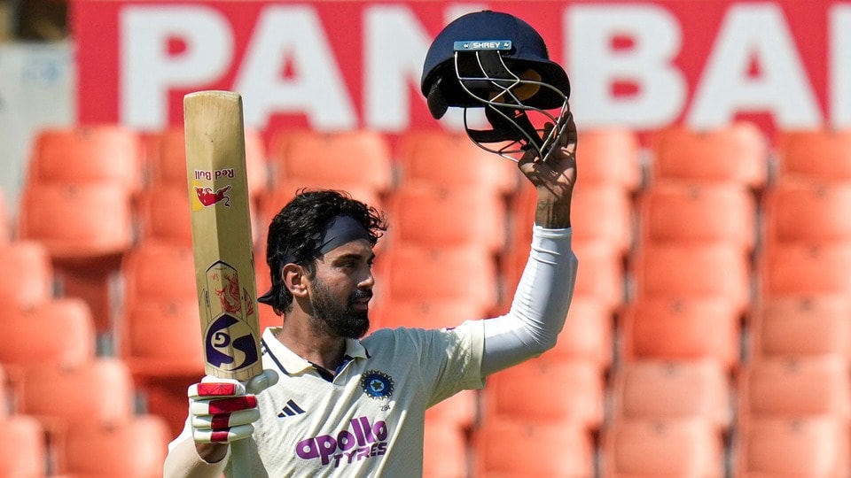 <p>యశస్వి జైస్వాల్ తో కలిసి కేఎల్ రాహుల్ ఓపెనర్ గా బరిలో దిగాడు. అతను 165 బంతుల్లో 100 పరుగులు చేశాడు. టెస్టుల్లో కేఎల్ కు ఇది 12వ సెంచరీ.</p>(PTI)
