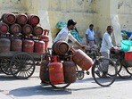 వంటగ్యాస్ సిలిండర్ ధర పెంపు..(Sanjeev Verma/HT photo)