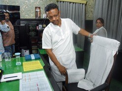 রাজ্য ভলিবল অ্যাসোসিয়েশনের সভাপতির পদ ছাড়লেন ফিরহাদ হাকিম। 
