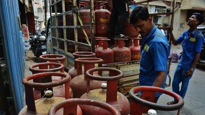 LPG সিলিন্ডারের মূল্যবৃদ্ধির সমালোচনায় জবাব কেন্দ্রের (HT_PRINT)
