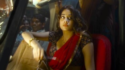 ఎద, నడుము షాట్స్ వద్దన్నా.. జాన్వీ కపూర్ పేరిట ప్రైవేట్ చాట్స్ ఎద, నడుము షాట్స్ వద్దన్నా.. జాన్వీ కపూర్ పేరిట ప్రైవేట్ చాట్స్