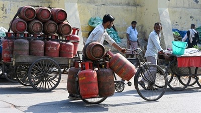 వంటగ్యాస్ సిలిండర్ ధర పెంపు.. (Sanjeev Verma/HT photo)