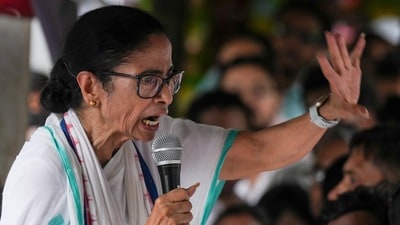 রবিবার বিকেলে ইএম বাইপাসের ধারে তৃণমূল ভবনে কলকাতা পুরসভার কাউন্সিলরদের নিয়ে যে বৈঠক হওয়ার কথা ছিল, তা শেষ মুহূর্তে বাতিল করা হয়েছে। (PTI) রবিবার বিকেলে ইএম বাইপাসের ধারে তৃণমূল ভবনে কলকাতা পুরসভার কাউন্সিলরদের নিয়ে যে বৈঠক হওয়ার কথা ছিল, তা শেষ মুহূর্তে বাতিল করা হয়েছে। (PTI)